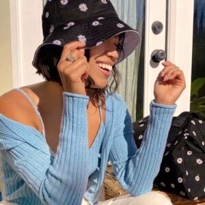 Alice + Olivia By Stacey Bendet Black White Daisy Printed Reversible Bucket Hat